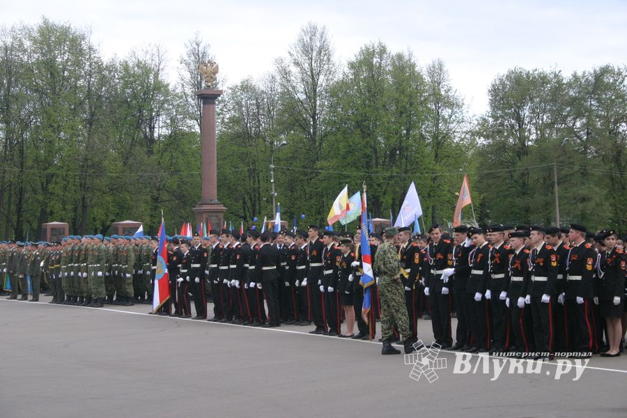 В Великих Луках прошел Военный парад
