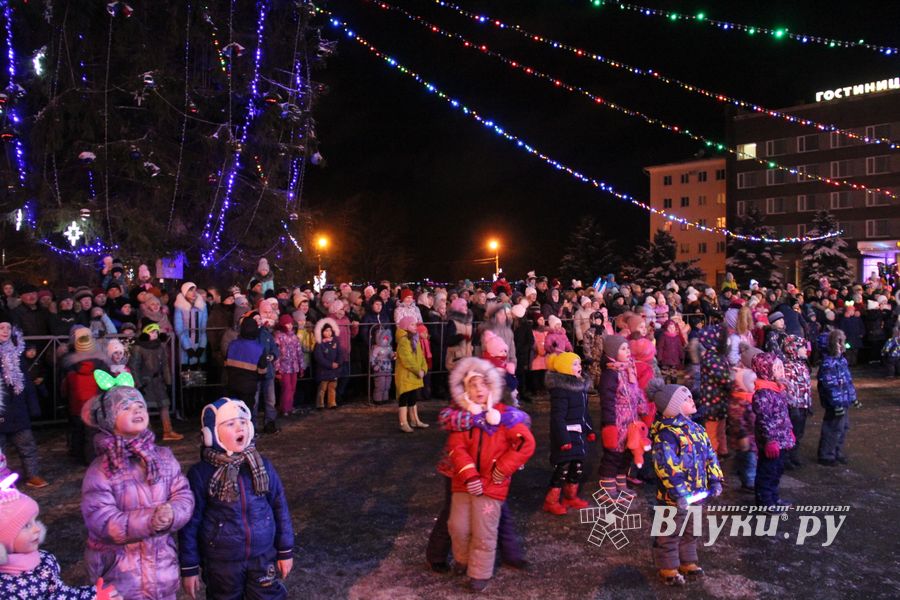 В Великих Луках зажгли Ёлку (ФОТО)