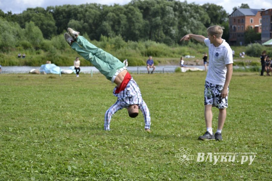 Прошла первая городская пляжная вечеринка «Выгуливаем КеДы»
