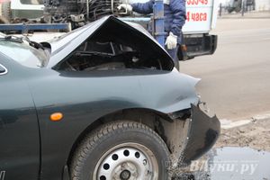 В Великих Луках пьяный водитель снес столб (фото)