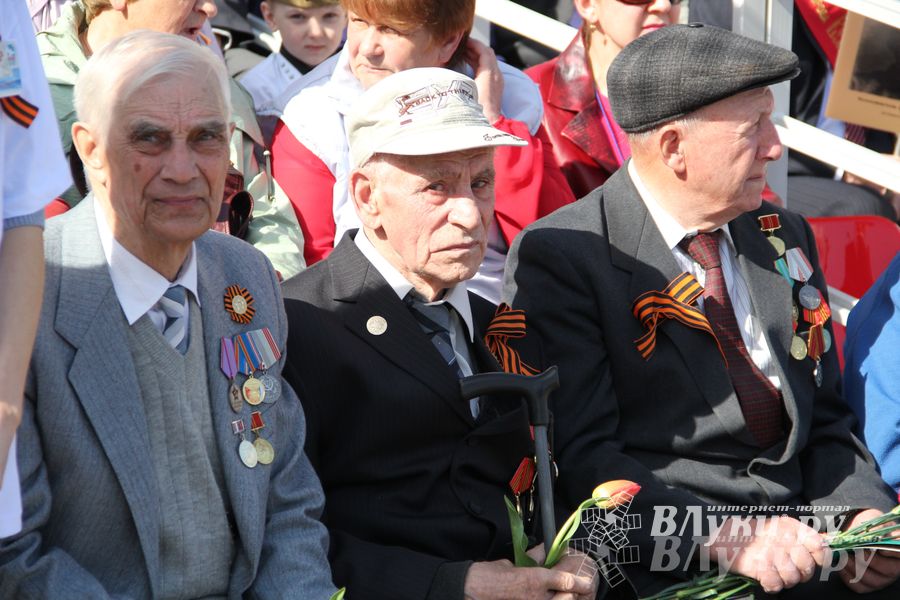 Парад Победы в Великих Луках (фото)