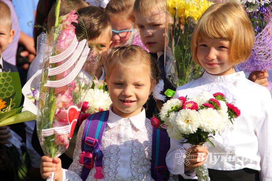 В Великих Луках торжественно встретили День знаний (ФОТО)