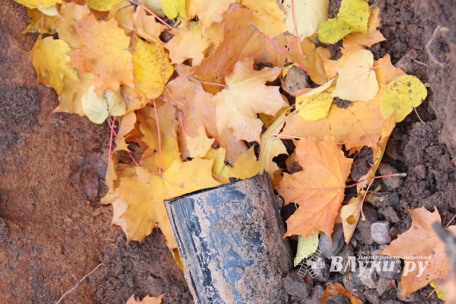 На ул. Тимирязева в Великих Луках идёт устранение «пробоя» (ФОТО)