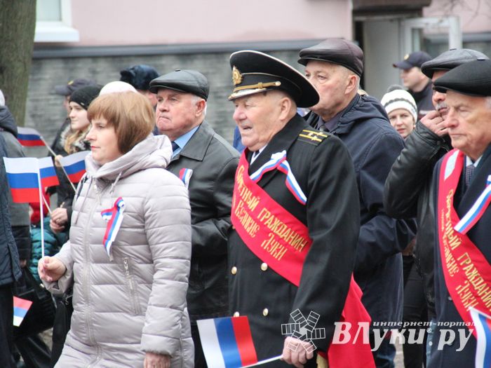 В Великих Луках прошло праздничное шествие (ФОТО)