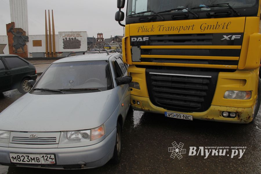  В Великих Луках на площади Калинина опять ДТП (ФОТО)