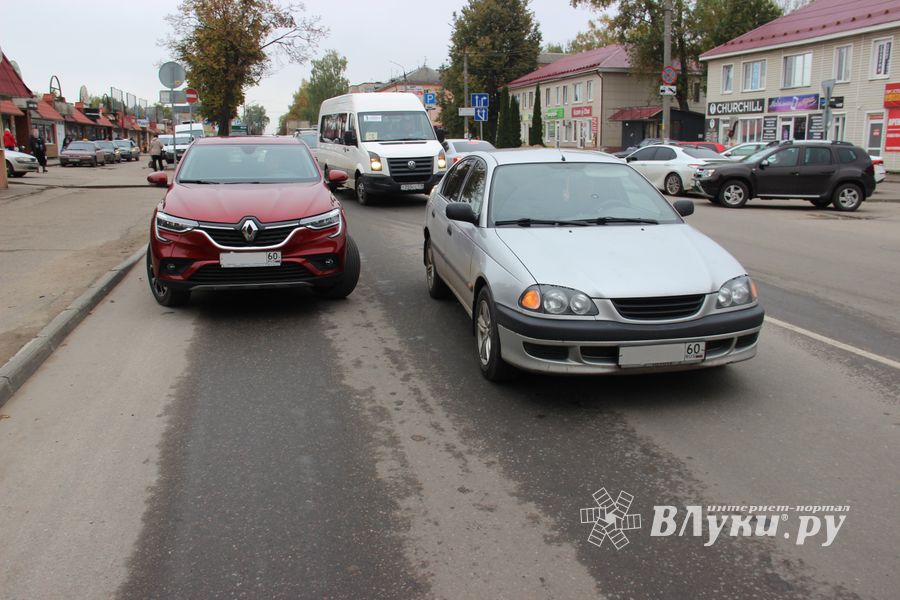 Из-за ДТП у Смоленского рынка затруднено движение (ФОТО)