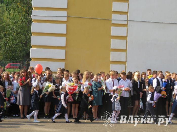 1 сентября в школах Великих Лук прошли Торжественные линейки (ФОТО)
