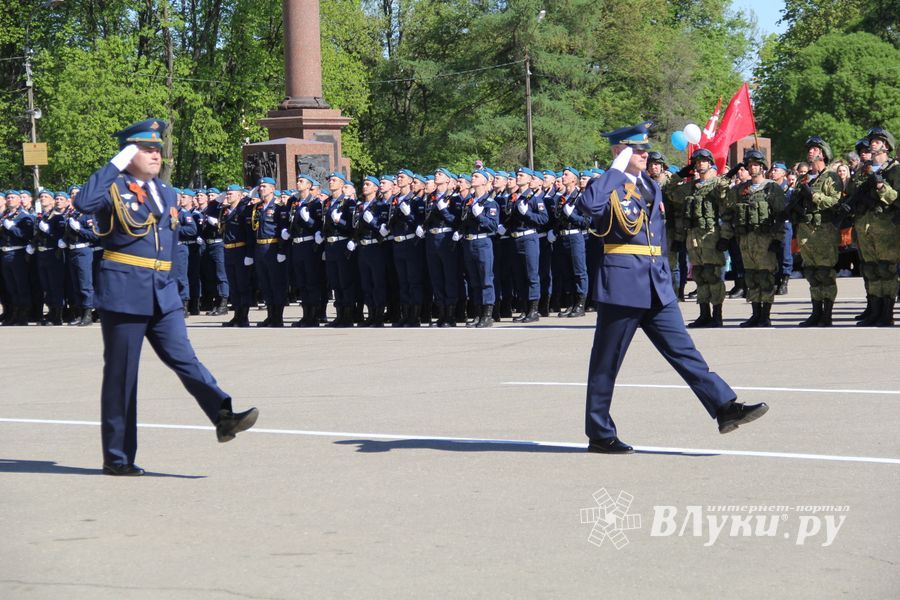 Парад в честь Дня Победы прошел в Великих Луках (ФОТО)