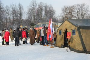 Великолучанам показывают армейскую технику и кормят кашей (6+) (ФОТО)