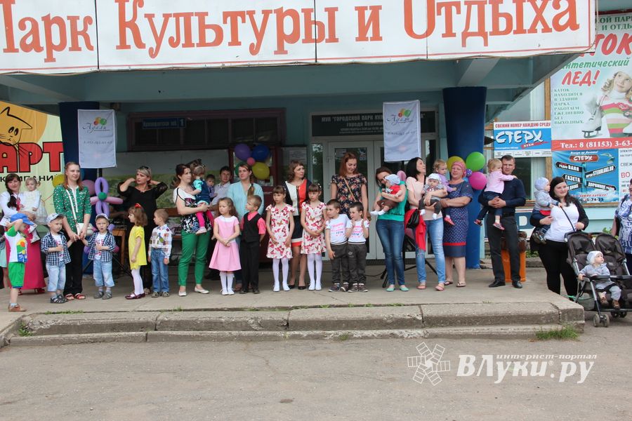 В Великих Луках чествовали близнецов (ФОТО)