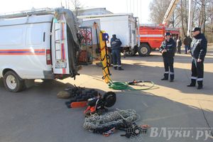 В центре Великих Лук спасатели продемонстрировали свою технику (ФОТО)