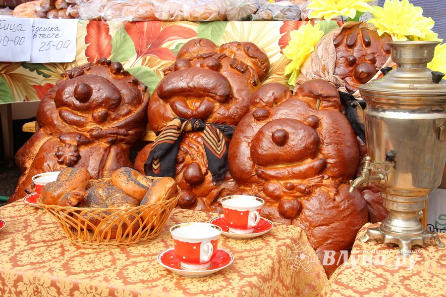 В Великих Луках проходит Весенняя ярмарка (ФОТО)