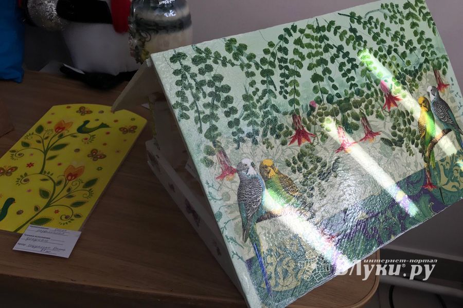 В школе №13 проходит выставка творческих работ учащихся (ФОТО)