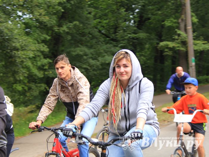 В Великих Луках прошёл Велопарад (ФОТО)