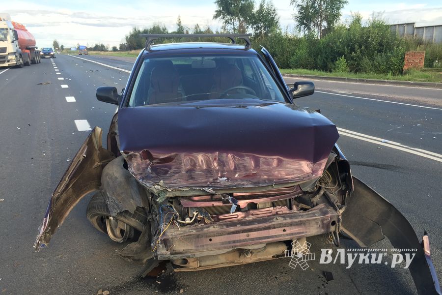 На трассе Рига-Москва столкнулись легковушка и фура (ФОТО)