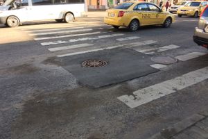 Ливневый колодец в центре Великих Лук приобрел новую «одежку»