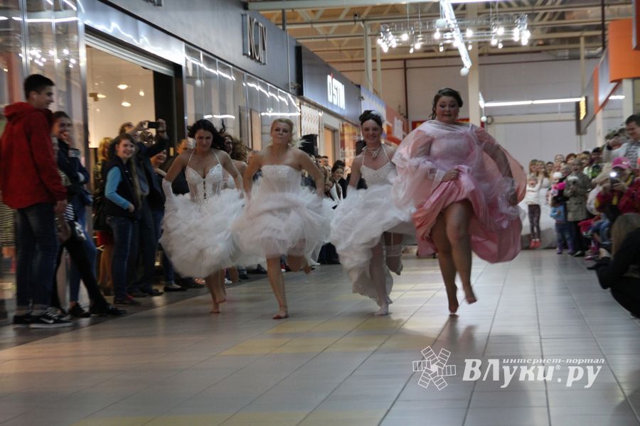 В Великих Луках бегали невесты (ФОТО)