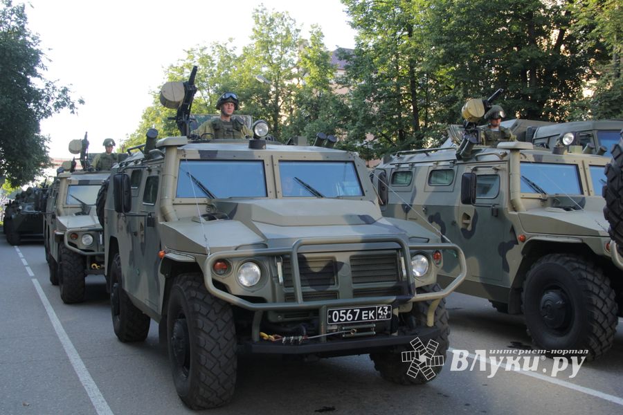 Военный парад в Великих Луках (ФОТО)