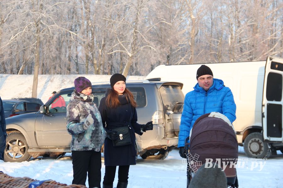 Над Великими Луками взлетели «Яблоки на снегу» (фото)