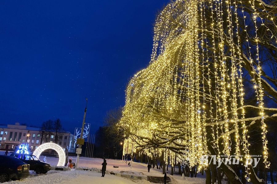 Великие Луки продолжают украшать к Новому году (ФОТО)