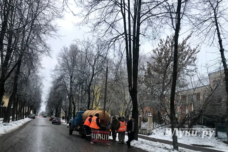 На улице Некрасова идет ликвидация прорыва водопровода