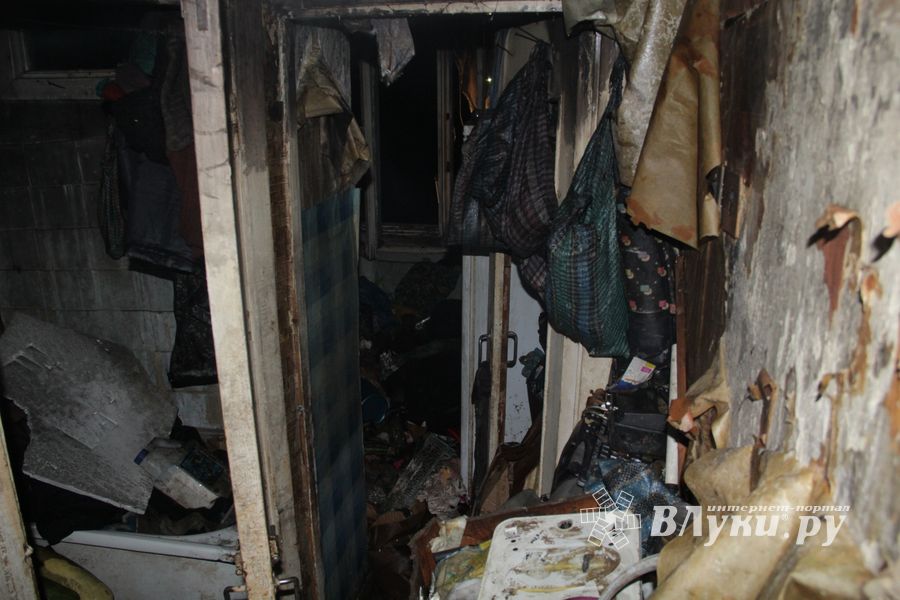 Фоторепортаж: пожар на Зверева в Великих Луках (ФОТО 18+)