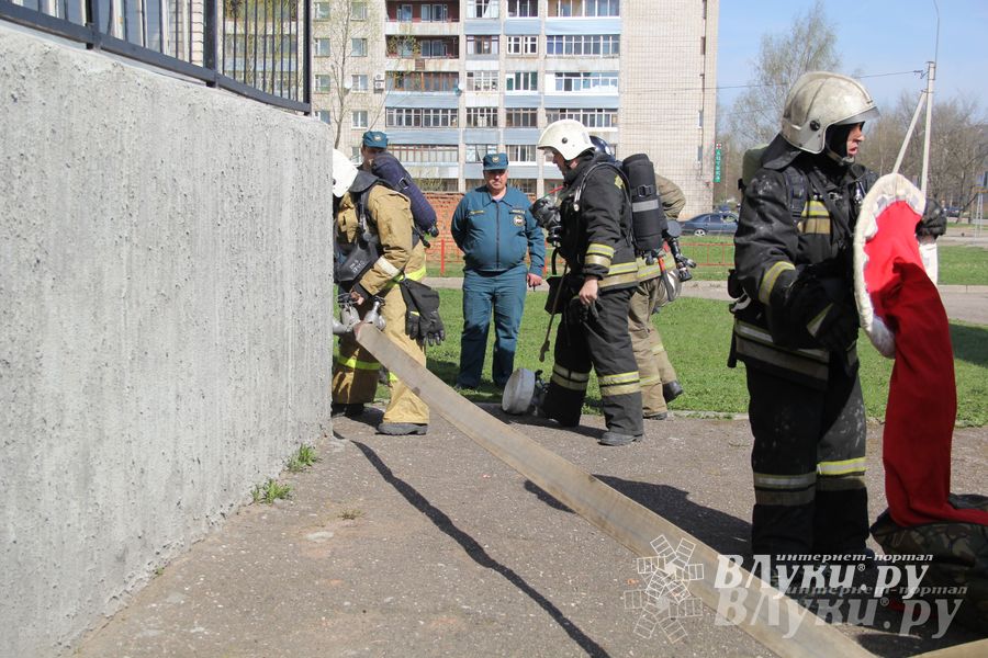 В Великих Луках прошли соревнования пожарных расчетов