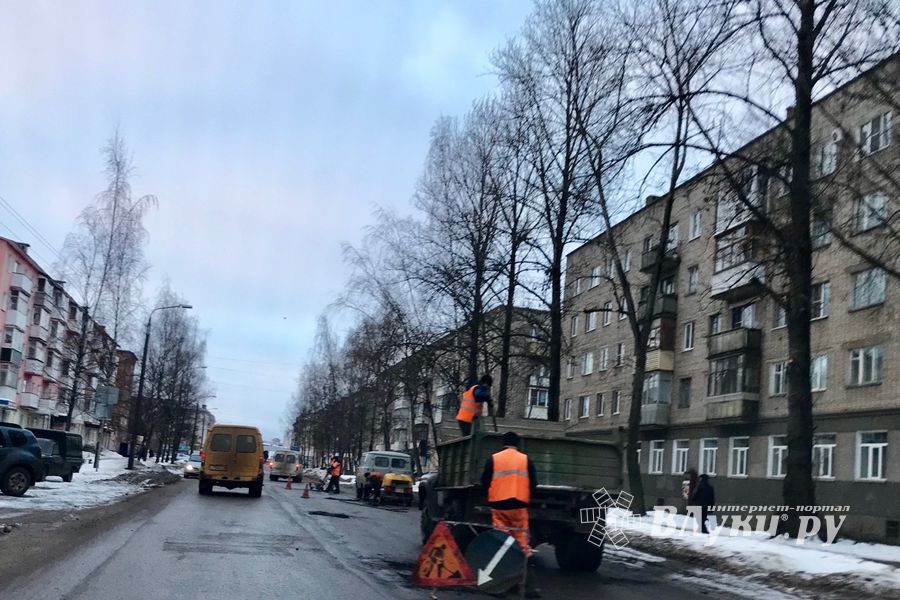 В ожидании реконструкции на ул. Дьяконова ставят «заплатки»(ФОТО)