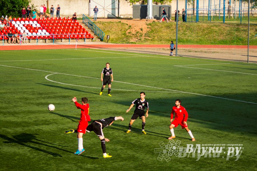 Матчи по футболу в рамках Первенства России проходят в Великих Луках (фото)