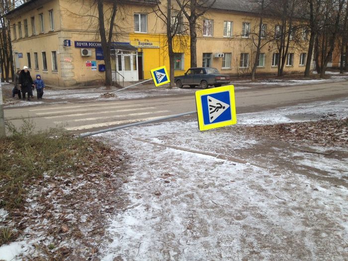 На улице Заслонова неизвестные сбили два дорожных знака (ФОТО)