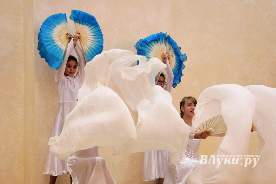 В Великих Луках ученики школы №13 поздравили своих педагогов (ФОТО)