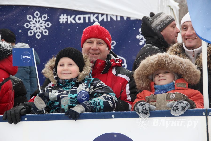 В Великих Луках появился новый каток (ФОТО)