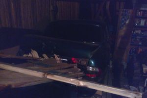 В Великих Луках, скрываясь от ДПС, водитель на «четверка» влетел в гараж (ФОТО)