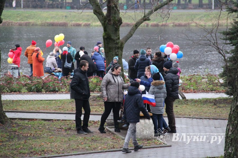 Митинг и праздничные гуляния в Великих Луках (ФОТО)