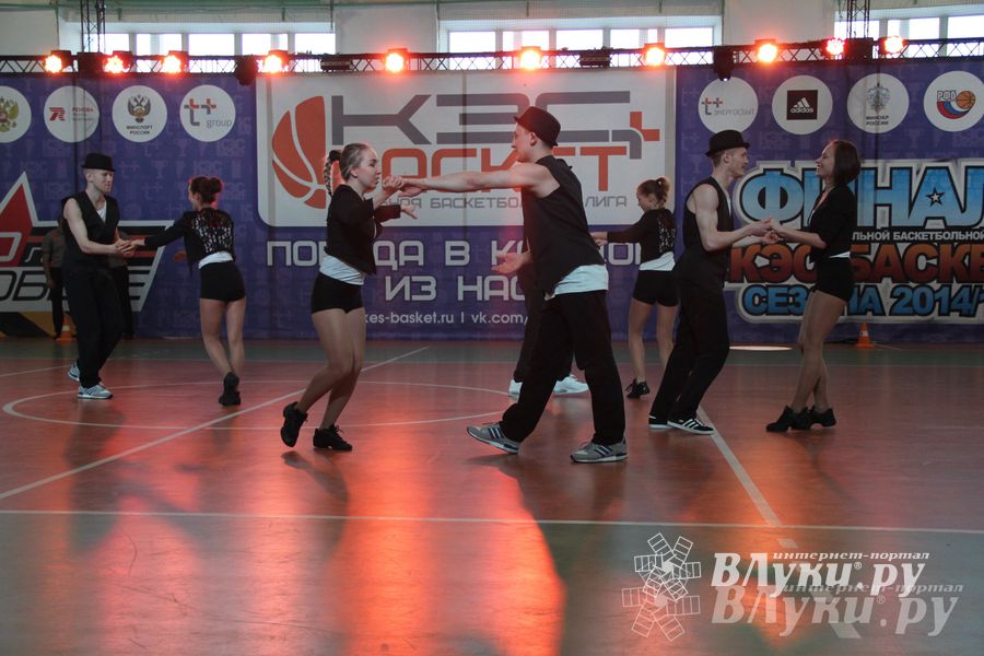 В Великих Луках прошли финальные игры Чемпионата ШБЛ «КЭС-БАСКЕТ» (фото)