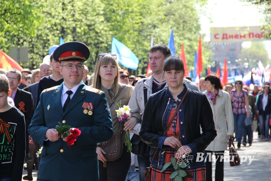 9 мая в Великих Луках. Шествие и салют