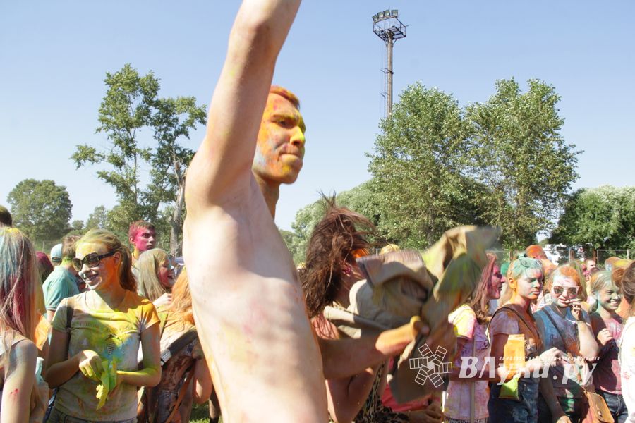 Яркие эмоции «ColorFest» в Великих Луках (ФОТО)