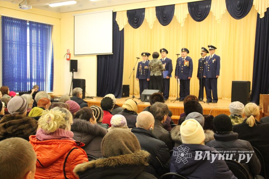 Слабовидящих великолучан поздравили с Международным днём инвалидов (ФОТО)