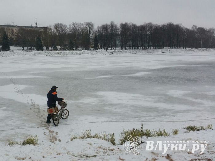 Лёд ненадёжен, но рыбы великолучанам хочется (ФОТО)