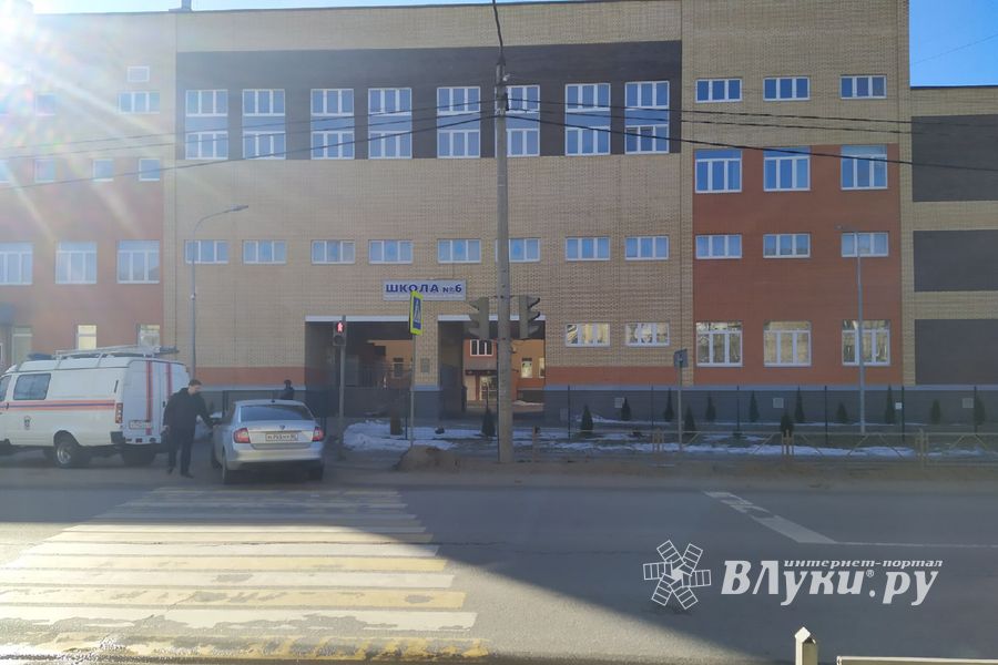 Учеников школы №6 в Великих Луках эвакуировали (ФОТО)