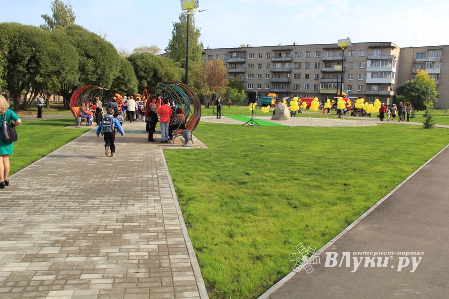 В Великих Луких благоустроили сквер на ул. Жукова (фото)