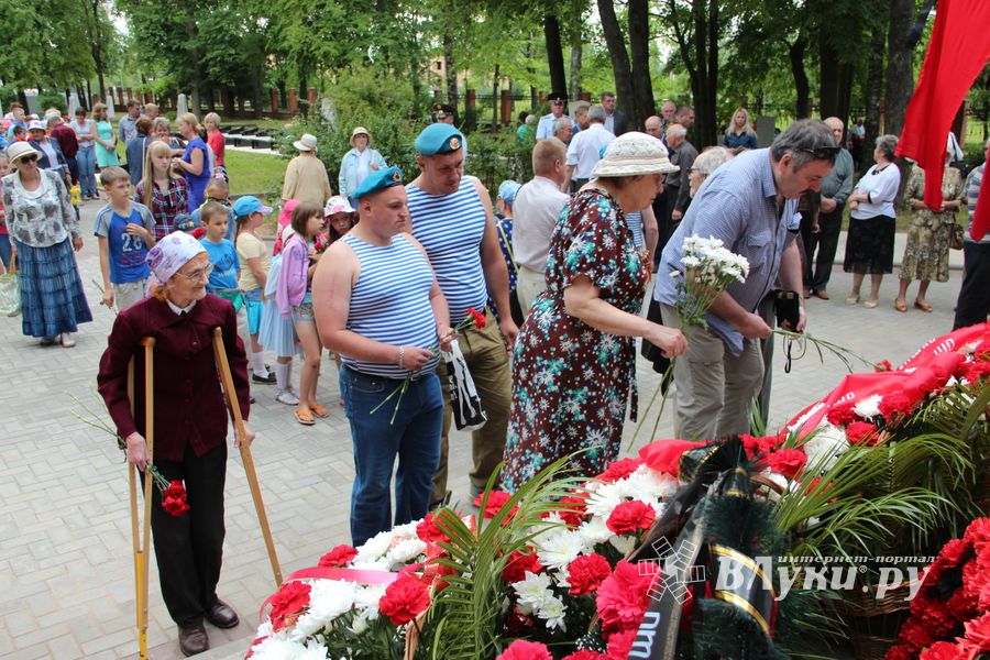 В Великих Луках проходит День памяти и скорби (ФОТО)
