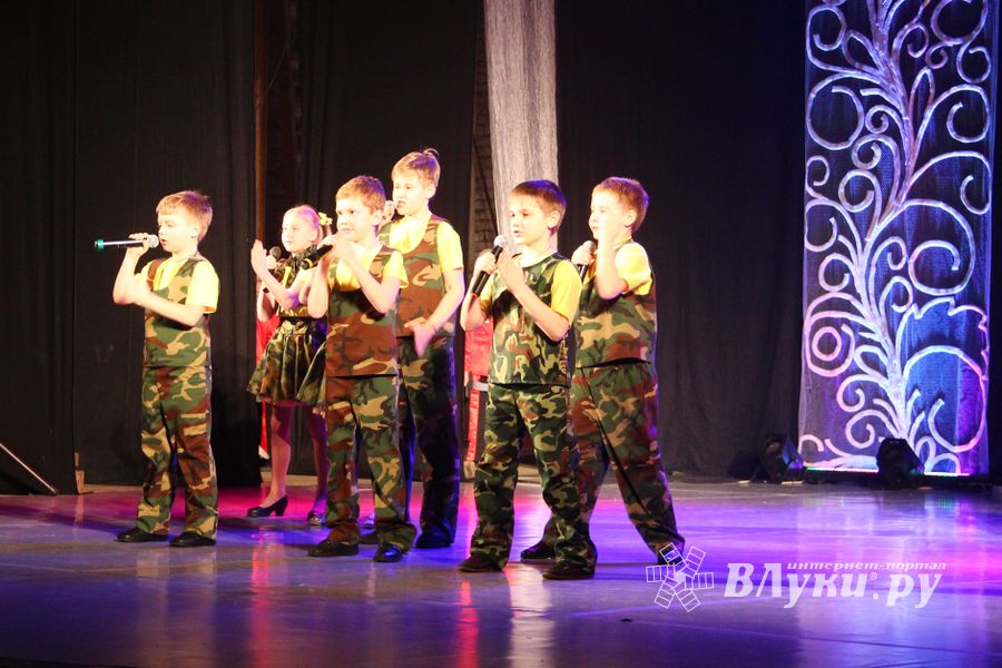 Юные артисты ГДК им. Ленина поздрвили пап с праздником (ФОТО)