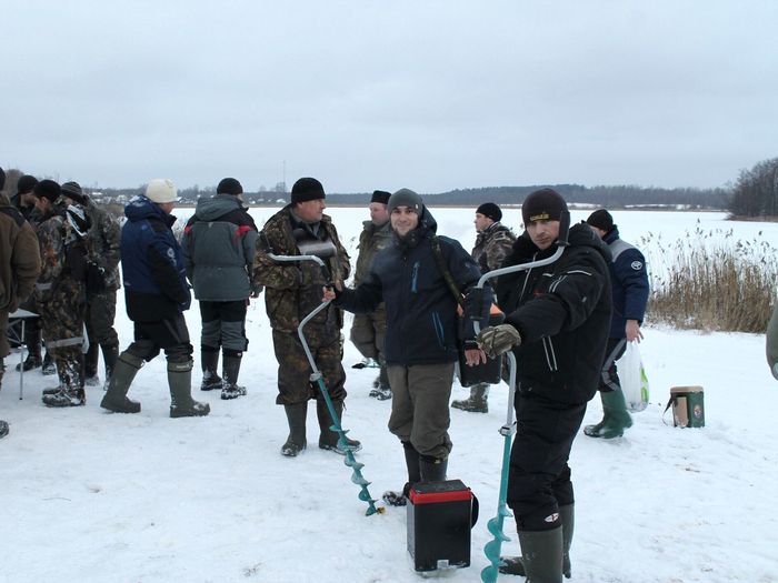 На Пореченском озере прошел Чемпионат города Великие Луки по ловле рыбы на блесну со льда (ФОТО)