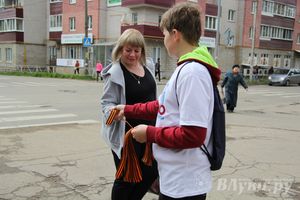 В Великих Луках прошла акция «Георгиевская ленточка»