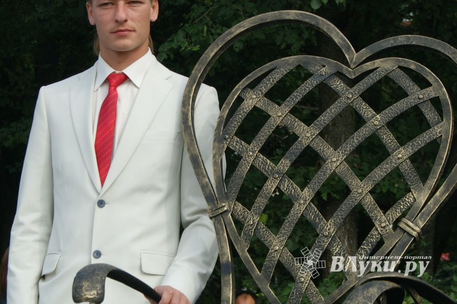 Торжественное открытие парковой скульптуры «Кресло влюбленных»