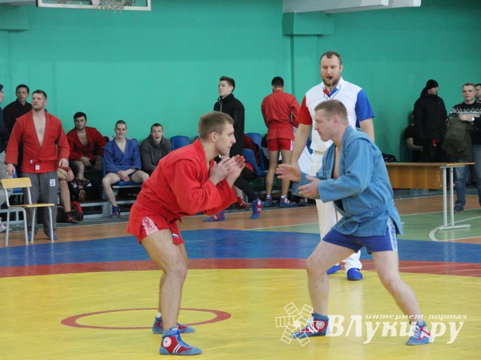 В Великих Луках - время жарких схваток