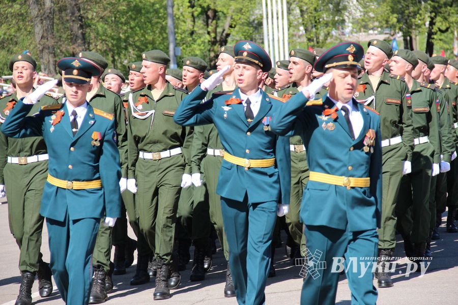 В Великих Луках прошел Парад Победы (ФОТО)