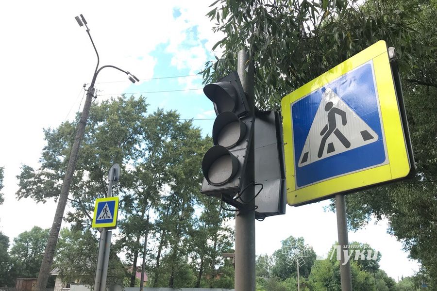 Великие Луки: Где-то строят, а где-то — рушится (ФОТО)