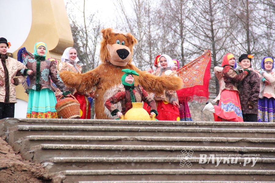 В Великих Луках сожгли Масленицу (фото)
